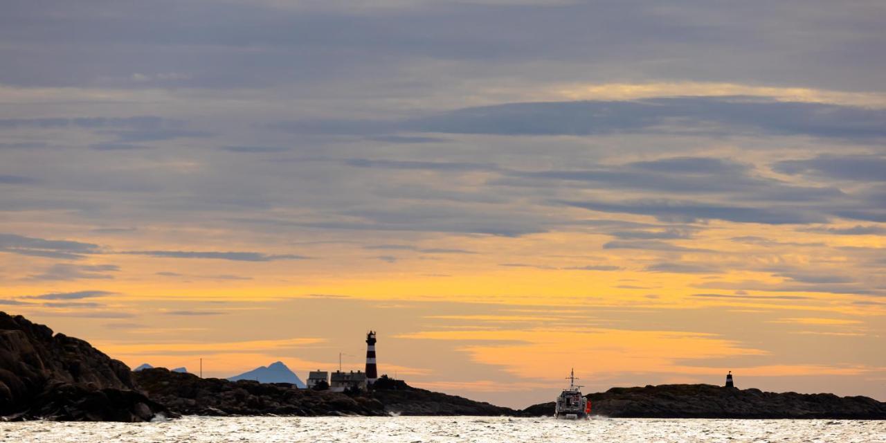 Notnes Midnattsol Guesthouse Skrova Esterno foto