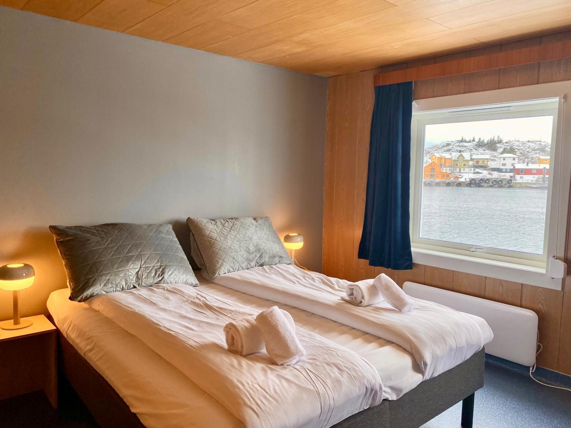 Notnes Midnattsol Guesthouse Skrova Esterno foto
